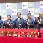 　酒類鑑評会の表彰式で写真に納まる東京国税局の小野平八郎局長（中央）と、受賞した酒蔵の代表者ら＝２８日午後、東京国税局