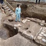 　平安京の中心部・内裏跡の発掘調査で見つかった「安福殿」の大型柱穴（左）や石敷きの溝（右）＝２８日午前、京都市上京区