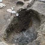 　平安京の中心部・内裏跡の発掘調査で見つかった「安福殿」の大型柱穴＝２８日午前、京都市上京区