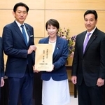 　自民党の小林政調会長（左から２人目）から提言を受け取る高市首相＝２８日午後、首相官邸