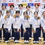 　記者会見で写真に納まる体操世界選手権の男女日本代表＝２８日、東京都内