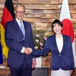 　会談を前にドイツのメルツ首相（左）と握手する高市首相＝２８日午後、首相官邸