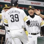 　４回、柳田の中前打で生還した山本祐（３９）を迎えるソフトバンク・小久保監督（右）ら＝みずほペイペイドーム