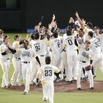 　２年連続の日本一に輝き、喜ぶソフトバンクナイン＝みずほペイペイドーム
