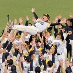 　プロ野球日本シリーズを２連覇し、胴上げされるソフトバンク・小久保監督＝２８日、福岡市のみずほペイペイドーム