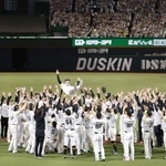 　日本シリーズを連覇し、胴上げされるソフトバンク・小久保監督＝みずほペイペイドーム