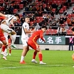 　名古屋-浦和　延長後半、ヘディングで決勝ゴールを決める浦和・南野（左から２人目）＝豊田