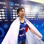 　女子５０キロ級で優勝し取材に応じる須崎優衣＝アスタナ（共同）