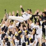 　２８日、日本シリーズ２連覇を達成し小久保監督を胴上げするソフトバンクの選手ら＝福岡市のみずほペイペイドーム