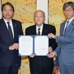 　衆院選挙制度改革を巡る比例代表３１削減を含む案に正式合意し、撮影に応じる（左から）国民民主党の榛葉幹事長、自民党の鈴木幹事長、日本維新の会の柴田幹事長＝２９日午前、国会