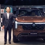 　三菱自動車が１２月に発売する新型「パジェロ」と岸浦恵介社長＝２９日午前、東京都港区