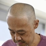 　ベトナムから移送され詐欺容疑で逮捕された松川進一郎容疑者＝２７日、成田空港