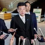 　北朝鮮から弾道ミサイルの可能性がある飛翔体が発射されたことを受け、取材に応じる木原官房長官＝２９日午後、首相官邸