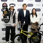 　記者会見で写真に納まる（左から）スケートボード男子の小野寺吟雲、自転車ＢＭＸ男子の小沢楓、女子の小沢美晴＝２９日、東京都内