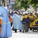 　スプレー噴射で騒然とする東京・銀座の商業施設「ＧＩＮＺＡ　ＳＩＸ」の周辺＝５月