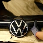　フォルクスワーゲン（ＶＷ）のロゴの付いたパネル＝１０月、ドイツ（ロイター＝共同）