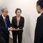 　外務省で要請書を手渡す被団協の事務局次長和田征子さん（中央）ら＝２９日午後