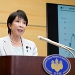 　記者団の取材に応じる高市首相。１２月から来年２月の電気・ガス料金を補助すると表明した＝２９日午後、首相官邸