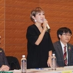 　集会で発言する経団連ソーシャル・コミュニケーション本部副本部長の大山みこさん（左から２人目）＝２９日午後、国会