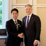 　握手する小泉防衛相（左）とオーストラリアのマールズ副首相兼国防相＝２９日、フィリピン中部セブ（共同）
