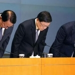 　記者会見で謝罪する香港の李家超行政長官（中央）ら＝２９日、香港（共同）