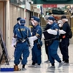 　窃盗事件があった「中野ブロードウェイ」にある時計店付近を調べる捜査員ら＝２９日夜、東京都中野区