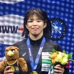 　女子５３キロ級で優勝し、笑顔を見せる清岡もえ＝アスタナ（共同）