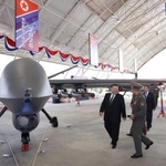 　無人機を視察する北朝鮮の金正恩朝鮮労働党総書記（左端）＝２９日（朝鮮中央通信＝共同）