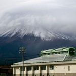 　初冠雪した富士山＝３０日午前９時１５分ごろ、富士吉田市