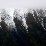 　初冠雪した富士山＝３０日午前１０時１９分（共同通信社ヘリから）