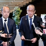 　高市首相との面会後、記者団の取材に応じる広島市の松井一実市長（右）と長崎市の鈴木史朗市長＝３０日午前、首相官邸
