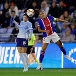 　女子欧州チャンピオンズリーグのパリ・サンジェルマン戦で競り合うマンチェスター・シティーの長谷川（左）＝マンチェスター（ロイター＝共同）