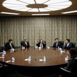　金融政策決定会合に臨む日銀の植田総裁（中央）ら＝３０日午前、日銀本店