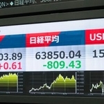 　東証株価指数（ＴＯＰＩＸ）などを示すモニター＝３０日午前、東京都中央区
