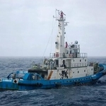 　沖縄県・宮古島沖を航行中に火災が発生したタグボート＝３０日午前（宮古島海上保安部提供）