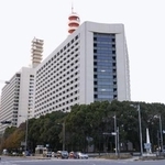 　警視庁（手前）
