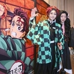 　中国上海市の映画館で、劇場版「鬼滅の刃」の上映前に記念撮影するコスプレ姿のファン＝２０２５年１１月（共同）