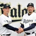 　オリックスの岸田監督（左）と２軍監督に就任する平野佳寿氏＝３０日、大阪市