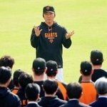 　秋季キャンプが始まり、選手らに訓示するプロ野球巨人の松井秀喜新監督＝３０日、川崎市のジャイアンツ球場