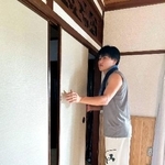 　被災した住宅のふすまを直す高谷凌空さん＝７月、熊本県宇城市（本人提供）