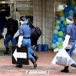 　都立六本木高校に入る警察官＝３０日午後２時３９分、東京都港区