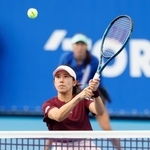 　ダブルス準々決勝でプレーする加藤未唯（手前）、チャン・ハオチン組＝有明テニスの森公園