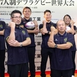 　写真撮影に応じる日野敦博さん（前列左）と岸野楓（後列左から２人目）ら＝９月、東京都新宿区