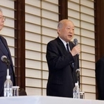 　沖縄・辺野古沖転覆事故について記者会見する学校法人同志社の八田英二理事長（中央）ら＝３０日午後、京都市