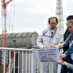 　東京電力福島第１原発を視察し、説明を受ける福島県の内堀雅雄知事（左）＝３０日（代表撮影）