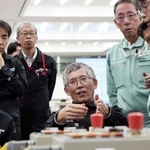 　建設中の日本原燃の使用済み核燃料再処理工場で中央制御室を視察する原子力規制委員会の長崎晋也委員（中央）＝３０日午後、青森県六ケ所村（規制委提供）