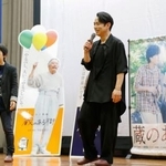 　映画「蔵のある街」のトークイベントに登壇した高橋大輔さん（右）と平松恵美子監督＝３０日午後、岡山県倉敷市