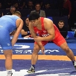 　男子フリースタイル１２５キロ級の２回戦に臨む山本泰輝＝アスタナ（共同）