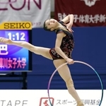 　女子個人総合　鈴木菜巴のフープ＝高崎アリーナ