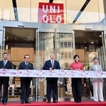 　ユニクロ上海グローバル旗艦店の開店でテープカットをするファーストリテイリング幹部ら＝３０日、中国上海市（共同）